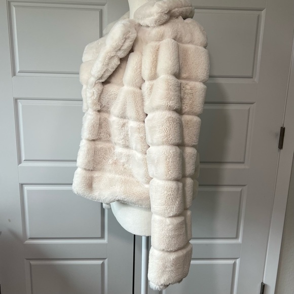 Blank NYC Faux Fur Cream Cropped Jacket Coat Short Winter Warm Elegant Chic XS - Picture 4 of 8